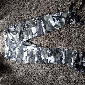 Almost famous capris size Medium Camouflage (green and white)